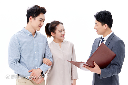 青年夫妻咨詢理財顧問做投資