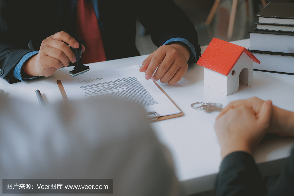 律師保險經紀人咨詢,為夫妻客戶購買租房提供法律建議。財務顧問與抵押投資合同。房地產經紀人出售房地產